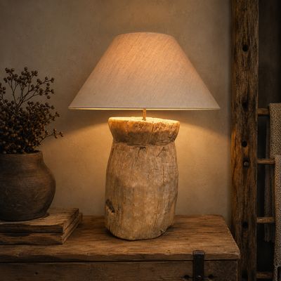 Unieke XL tafellamp van oude houten vijzel met warme landelijke uitstraling