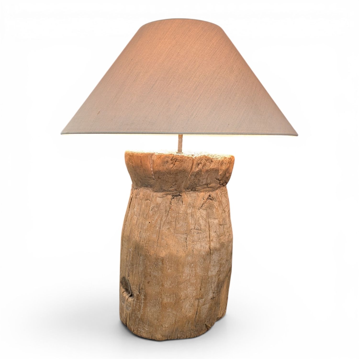 Grote houten tafellamp – Oude vijzel met beige lampenkap