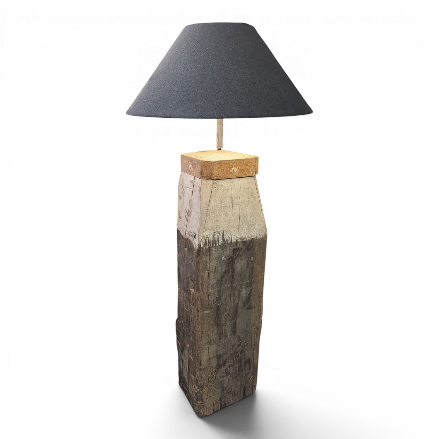 Grote landelijke vloerlamp – Oude houten meerpaal met zwarte lampenkap