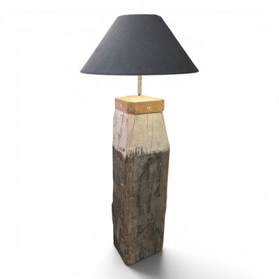 Grote landelijke vloerlamp – Oude houten meerpaal met zwarte lampenkap