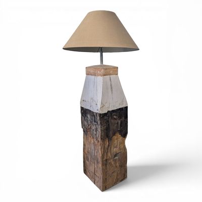Unieke XL vloerlamp van oude houten meerpaal met warme landelijke uitstraling