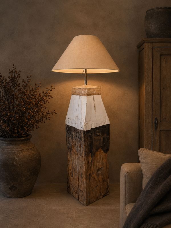 Unieke XL vloerlamp van oude houten meerpaal met warme landelijke uitstraling