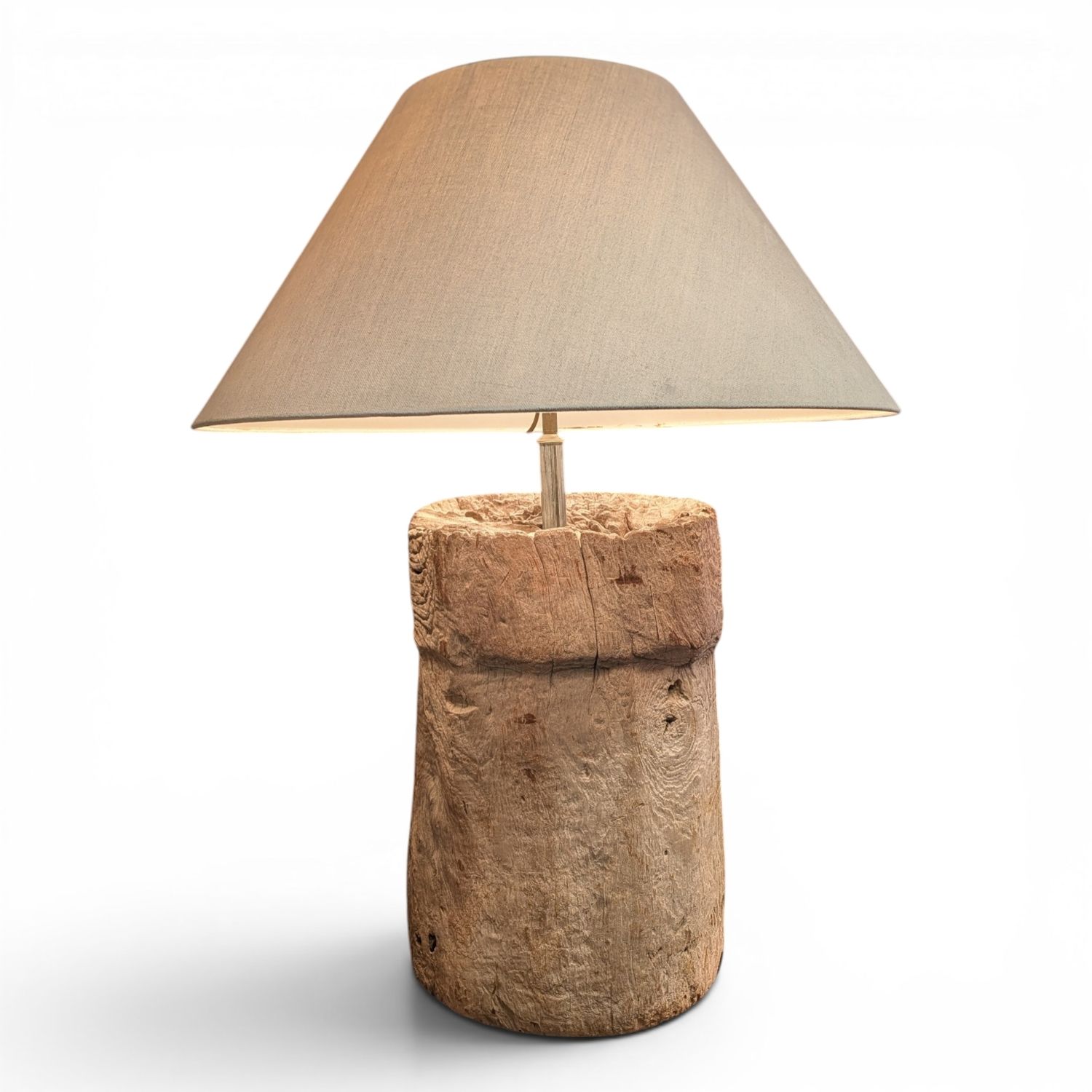 Landelijke houten tafellamp van oude vijzel – XL tafellamp met beige lampenkap