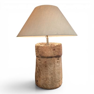 Landelijke houten tafellamp van oude vijzel – XL tafellamp met beige lampenkap