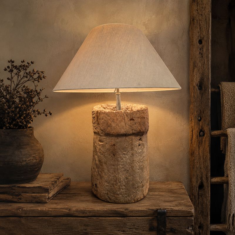 Unieke XL tafellamp van oud hout met warme landelijke uitstraling