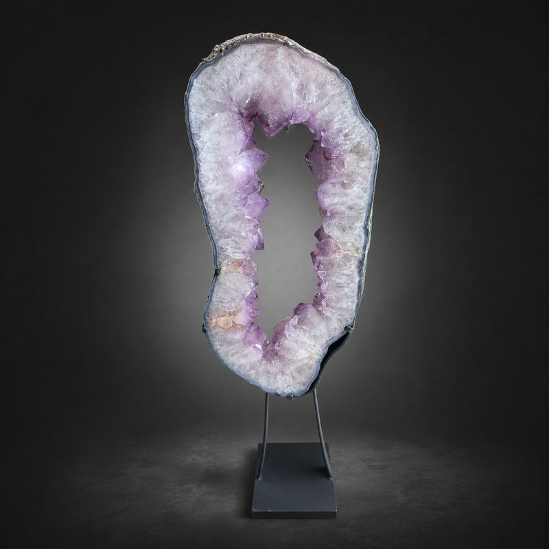 Grote Amethist op Standaard 76 cm – Luxe Paarse Edelsteen Decoratie
