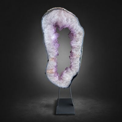 Grote Amethist op Standaard 76 cm – Luxe Paarse Edelsteen Decoratie