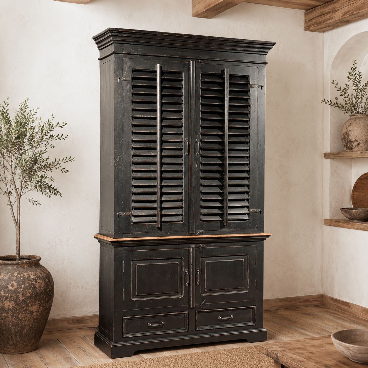Zwarte teakhouten buffetkast met verstelbare louvredeuren, shutters en veel opbergruimte in een warme landelijke woonkamer — H230 × B130 × D61 cm