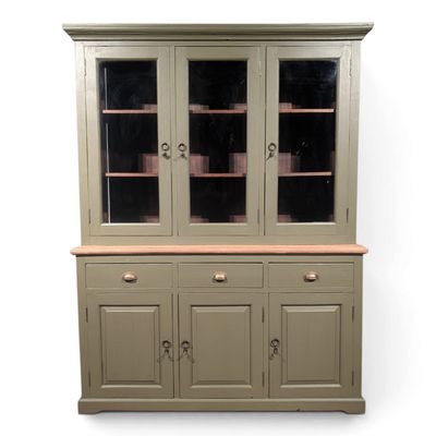 Buffetkast olijfgroen teakhout vitrinekast landelijk vintage 159 cm Olijfgroene buffetkast van teakhout met drie vitrinedeuren