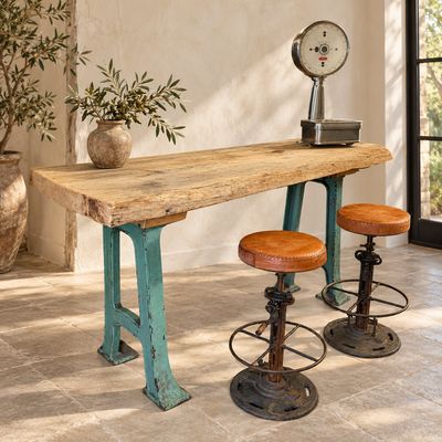 Industriële bartafel met Frans eiken tafelblad en gepatineerd metalen onderstel
