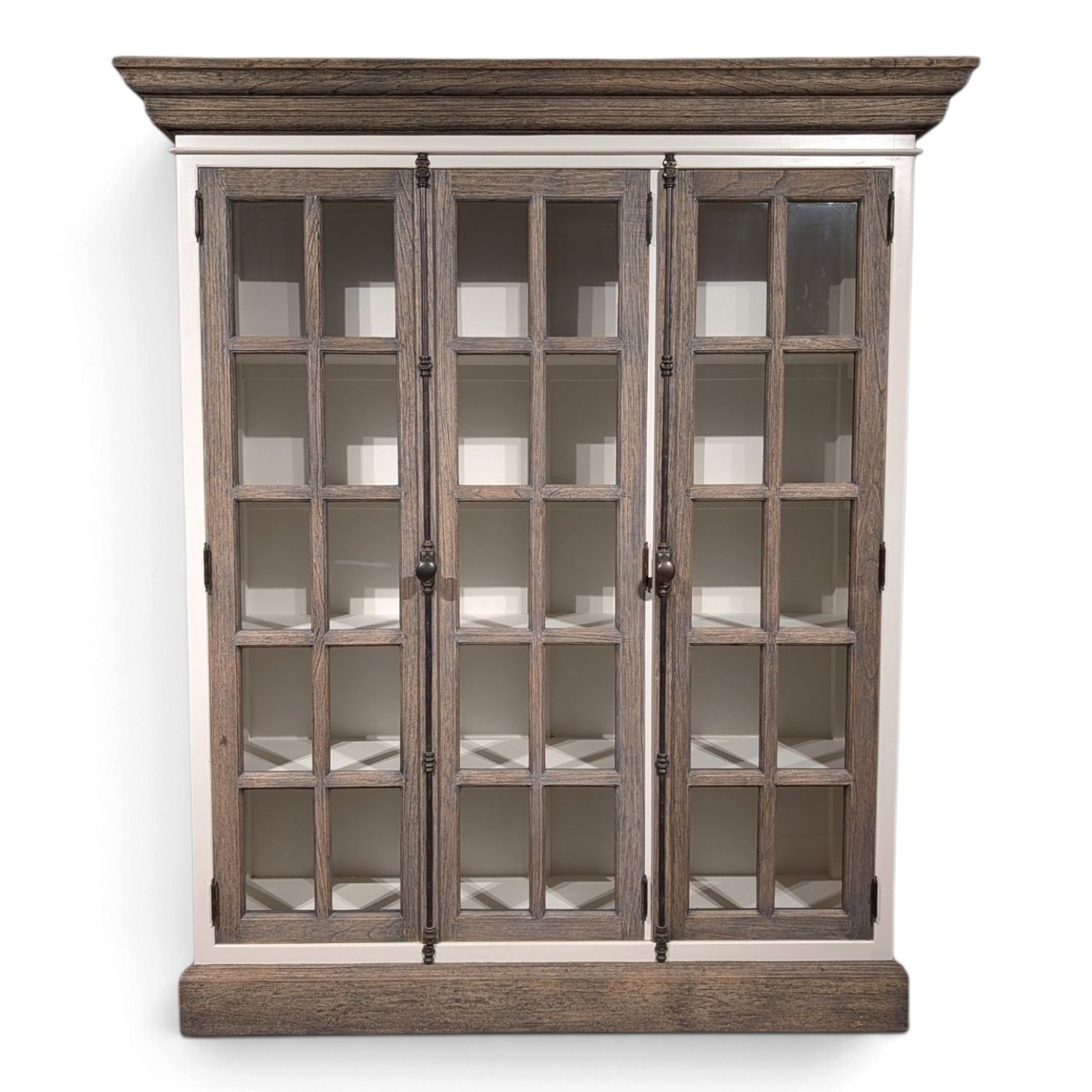 Deze vitrinekast driftwood heeft drie hoge glasdeuren, een brede kroonlijst en een karakteristieke espagnolettesluiting.