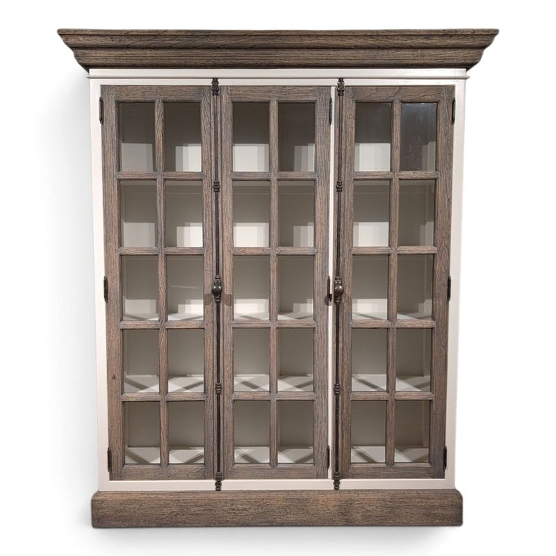Vitrinekast driftwood met espagnolettesluiting – landelijke buffetkast met 3 glasdeuren – 184 cm breed Deze vitrinekast driftwood heeft drie hoge glasdeuren, een brede kroonlijst en een karakteristieke espagnolettesluiting.