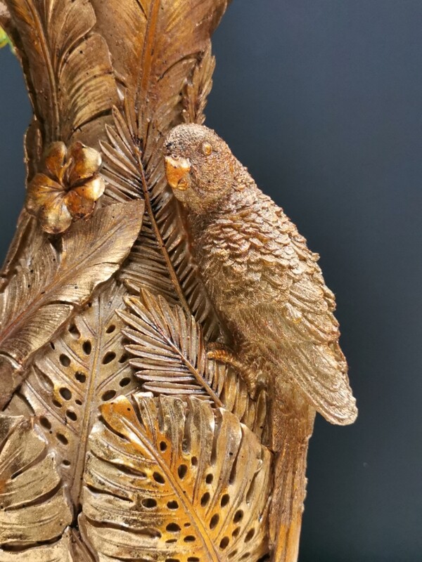 Vaas golden parrot