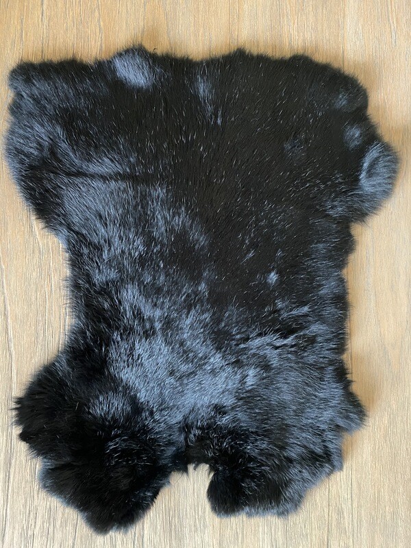 Konijnenvachtje zwart 
45-50cm