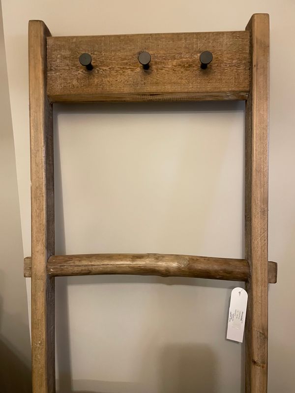 Houten ladder met kapstokjes