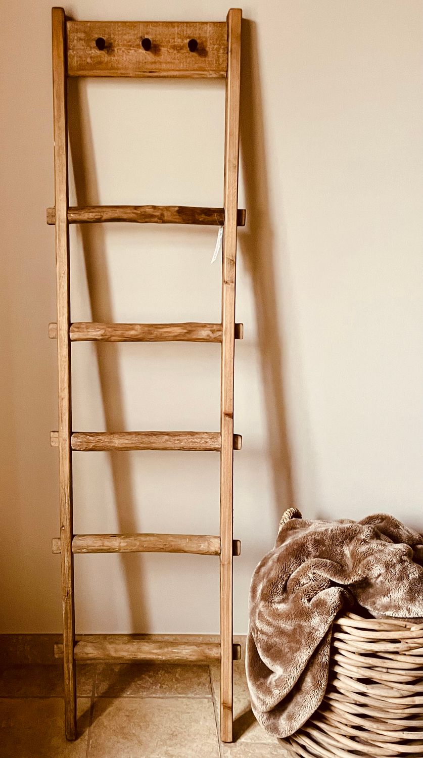 Houten ladder met kapstokjes