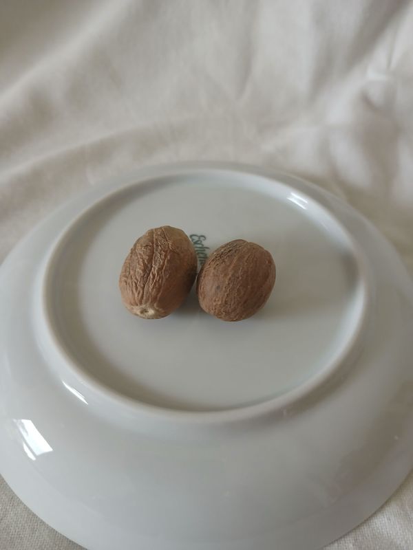 Muskatnüsse ganz 2 Stück (ca. 32 gr) Muskatnüsse ganz 2 Stück (ca. 32 gr)