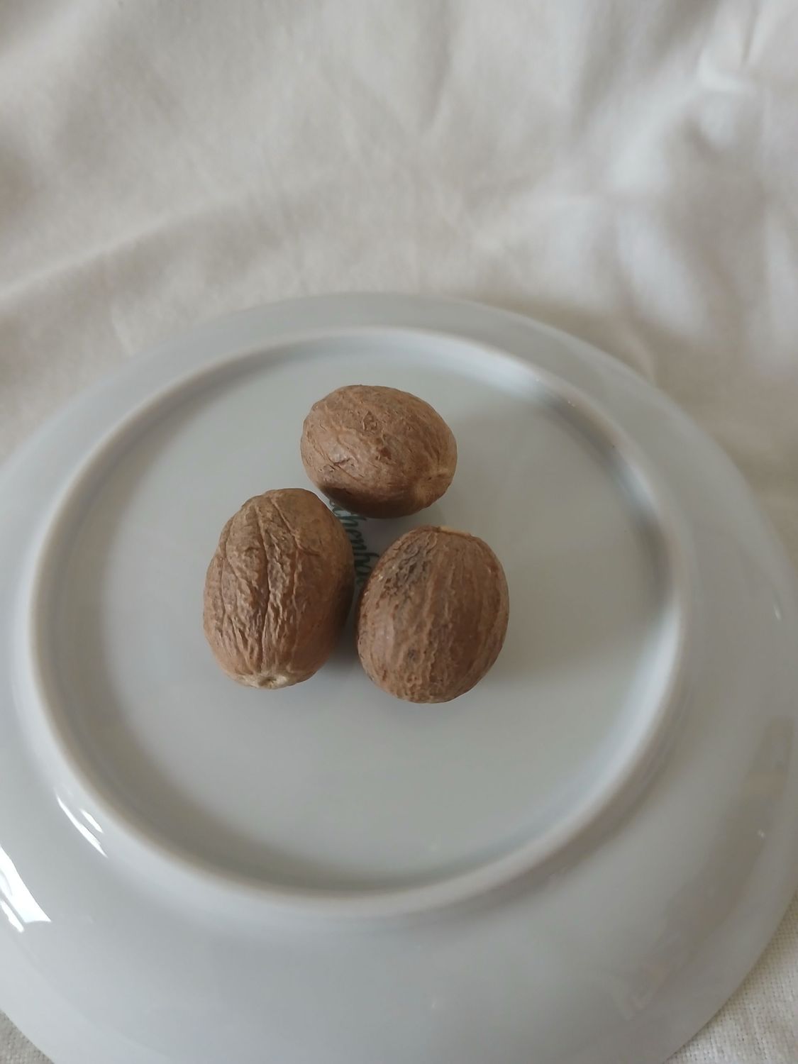 ​Muskatnüsse ganz 3 Stück (ca. 48 gr)