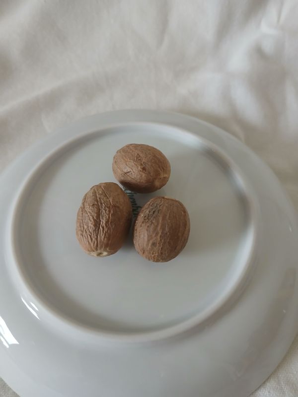 Muskatnüsse ganz 3 Stück (ca. 48 gr) Muskatnüsse ganz 3 Stück (ca. 48 gr)