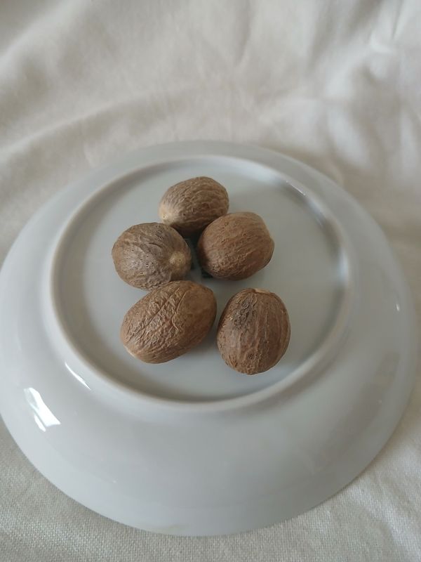 Muskatnüsse ganz 5 Stück (ca. 80 gr) Muskatnüsse ganz 5 Stück (ca. 80 gr)