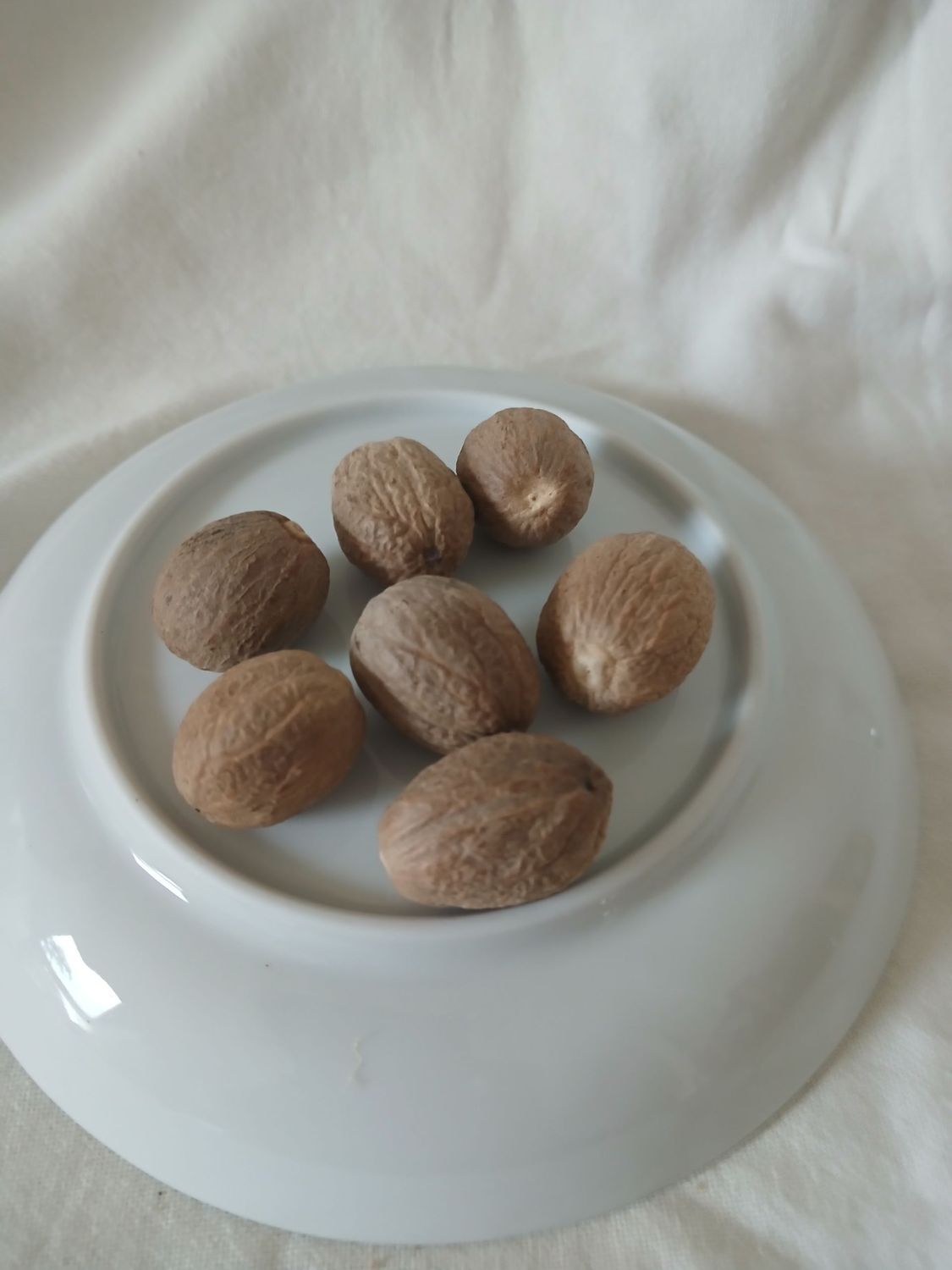Muskatnüsse ganz 7 Stück (ca. 112 gr)