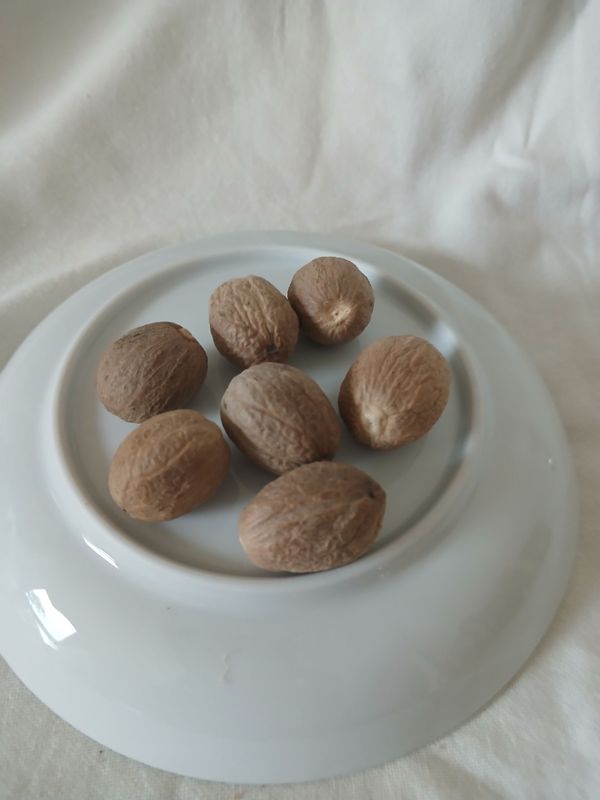 Muskatnüsse ganz 7 Stück (ca. 112 gr) Muskatnüsse ganz 7 Stück (ca. 112 gr)