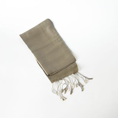 Zīda šalle. Pelēkzaļa. Krama Heritage.