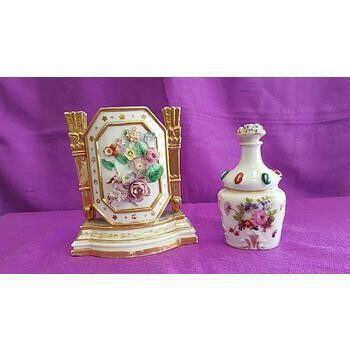 Vase de mariés et flacon en porcelaine