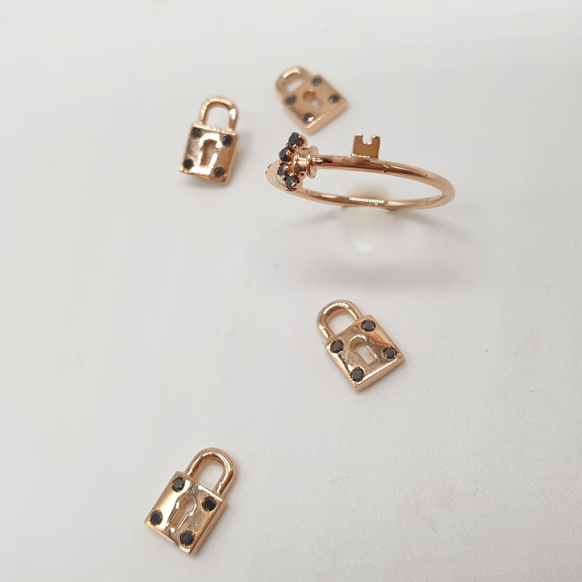 Anello Chiave oro 18ct con diamanti neri