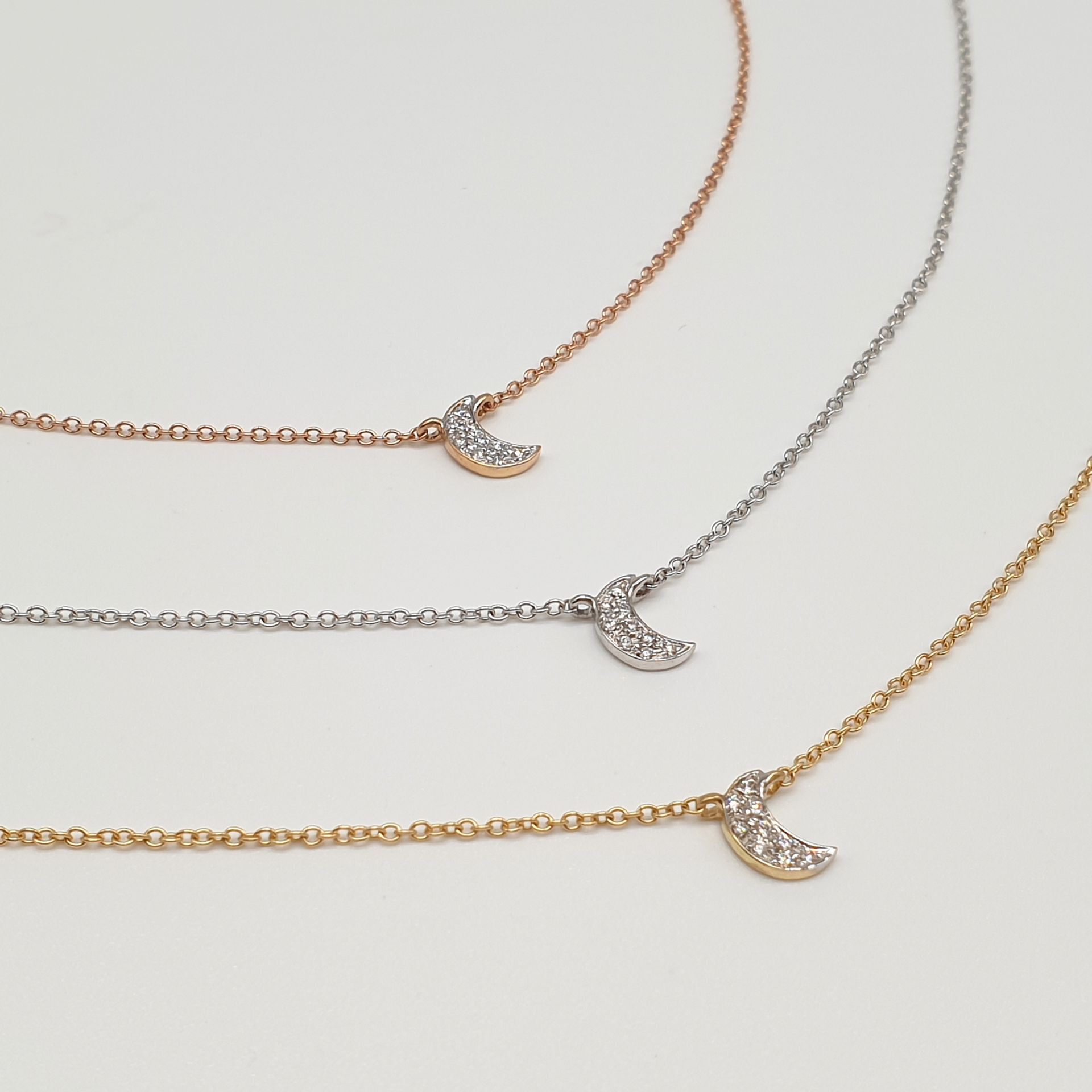 Girocollo Luna in Oro 750/000 con diamanti