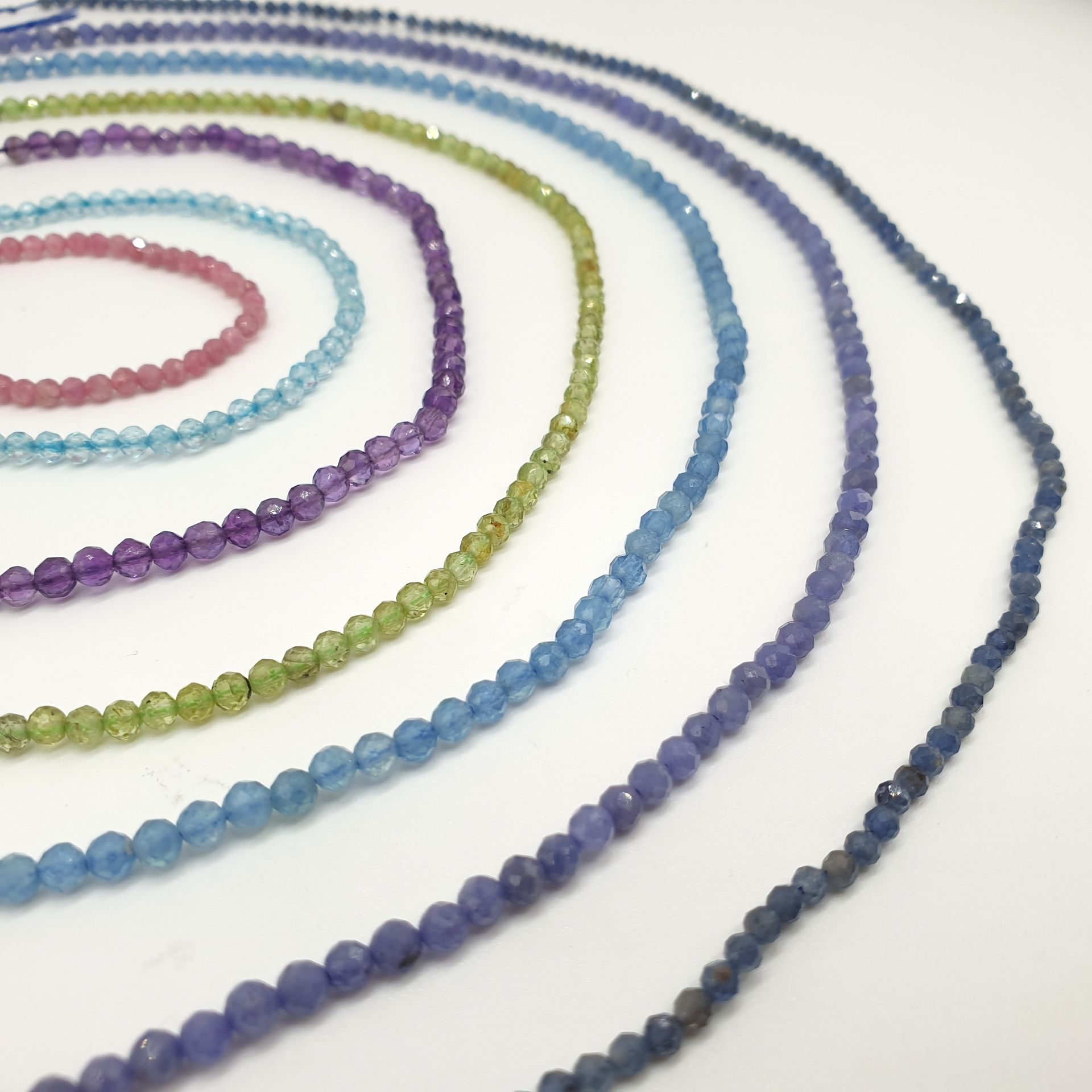 Al braccio con gemme colorate