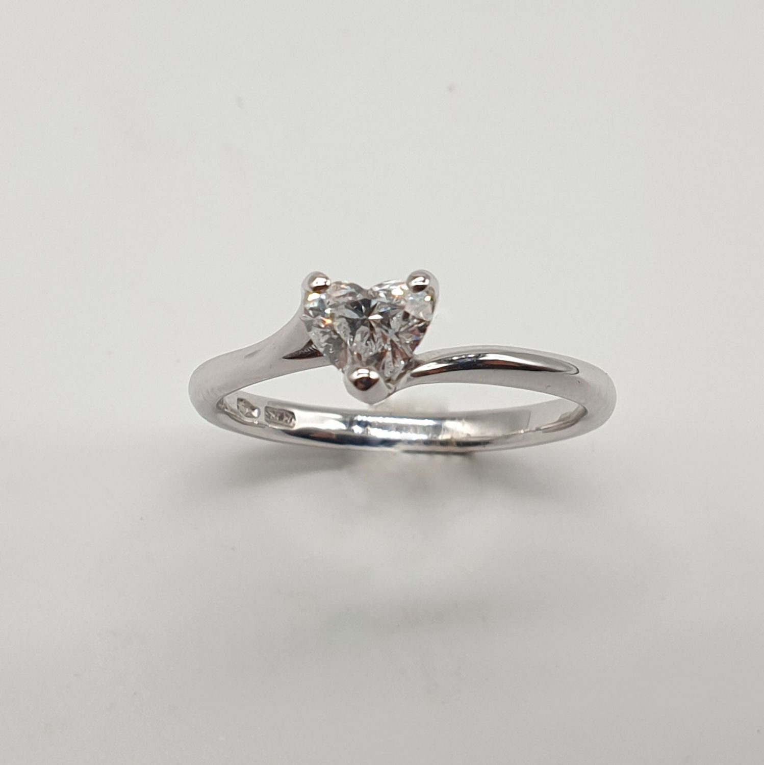 Solitario in oro bianco  Diamante Cuore  naturale  ct. 0,50