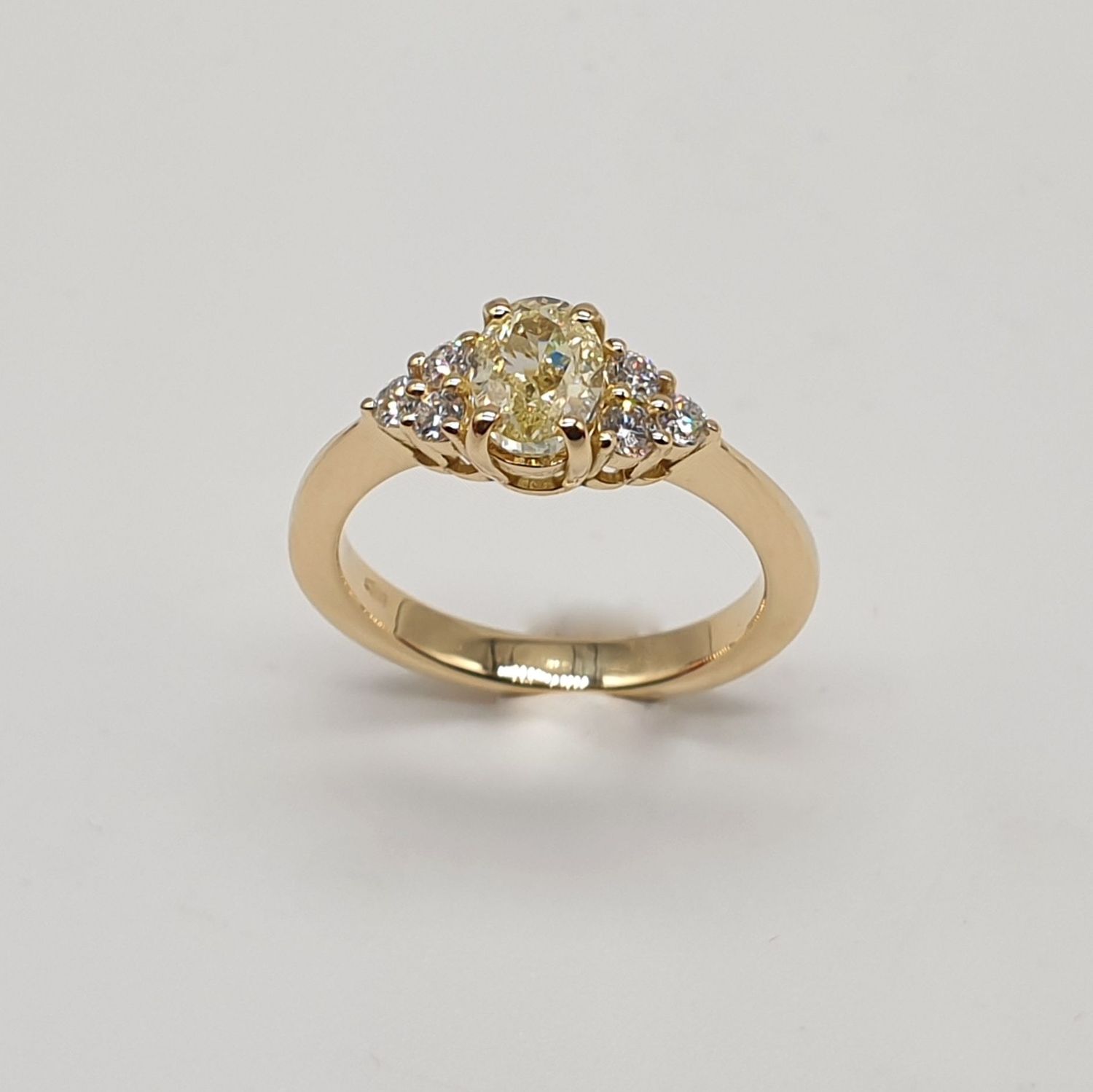 Anello in Oro Giallo con Diamante Ovale