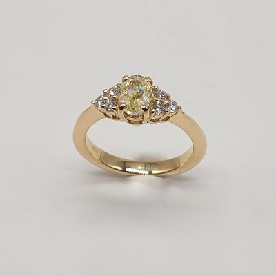 Anello in Oro Giallo con Diamante Ovale