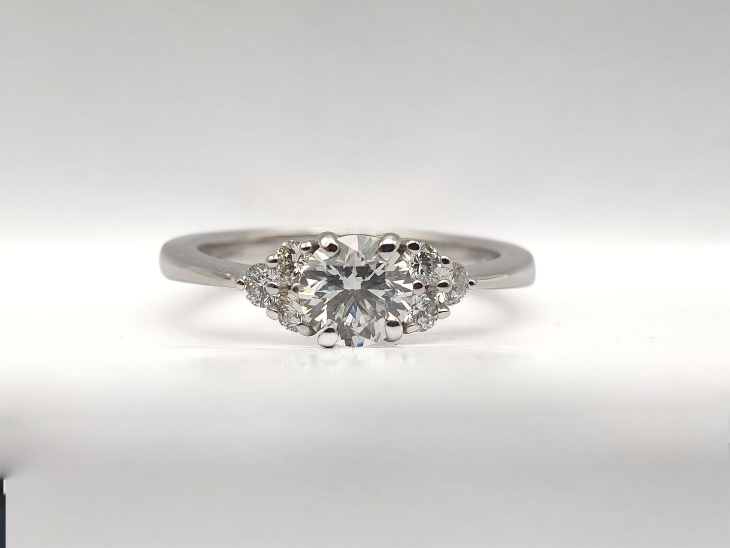 Anello in oro bianco  diamante naturale ct. 0,61 e 6 diamanti laterali ct. 0,22