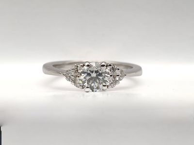 Anello in oro bianco  diamante naturale ct. 0,60 e 6 diamanti laterali ct. 0,22