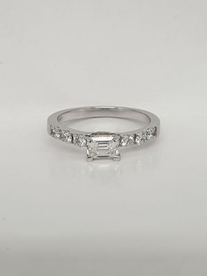 Anello in oro bianco con Diamante taglio smeraldo ct. 0,61 e sei diamanti laterali ct. 0,30