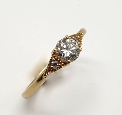 Anello in oro giallo con Diamante naturale ct. 0,50 e due diamanti laterali ct. 0,03