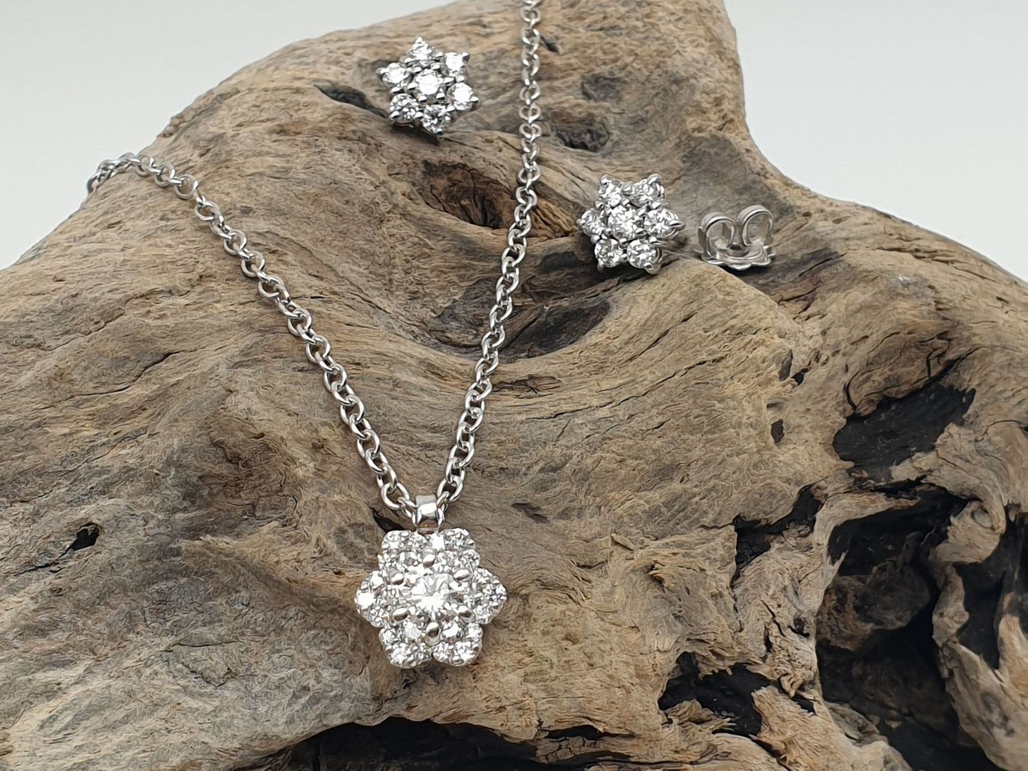 Girocollo Fiore in oro bianco 18ct e diamanti