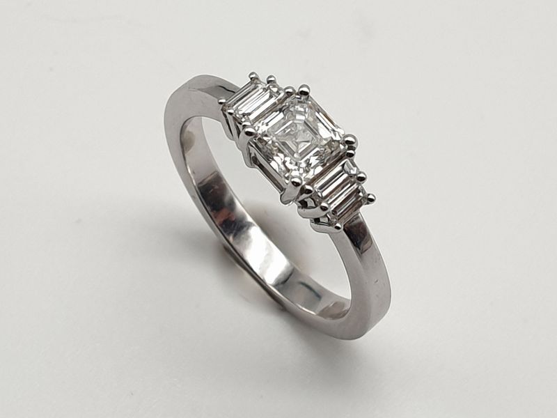 Anello in oro bianco con Diamante taglio Square Emerald ct. 0.80 e                   4 diamanti laterali ct. 0,30