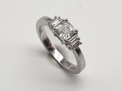 Anello in oro bianco con Diamante taglio Square Emerald ct. 0.80 e                   4 diamanti laterali ct. 0,30