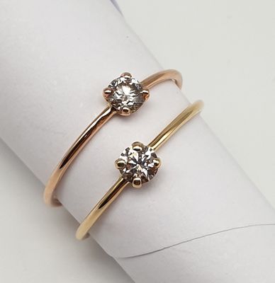 Anello solitario Mini in Oro 750/000 (18ct) con diamante brown Anello solitario Mini in Oro 750/000 (18ct) con diamante brown