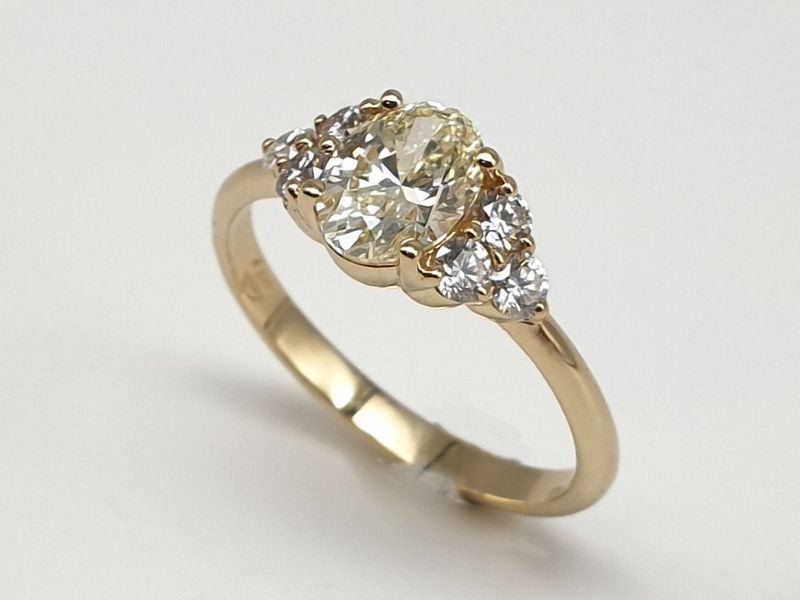 Anello in oro giallo con diamante centrale ovale ct. 0,96 e 6 diamanti laterali ct. 0,34