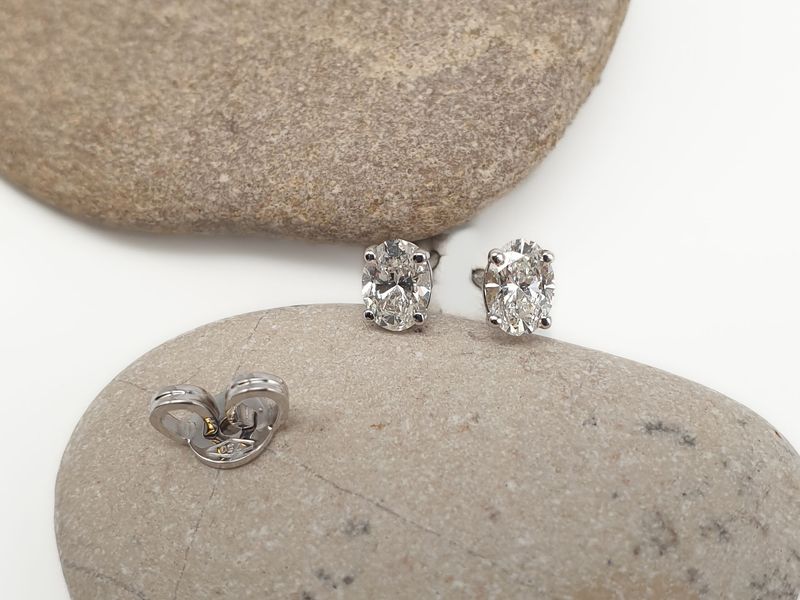 Orecchini in oro bianco 18ct (750/000) con due diamanti naturali taglio ovale