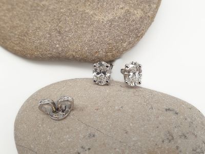 Orecchini in oro bianco 18ct (750/000) con due diamanti naturali taglio ovale