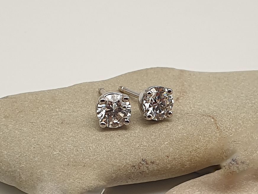 Orecchini in oro bianco 18ct (750/000) con due diamanti naturali ct 0.50 taglio a brillante