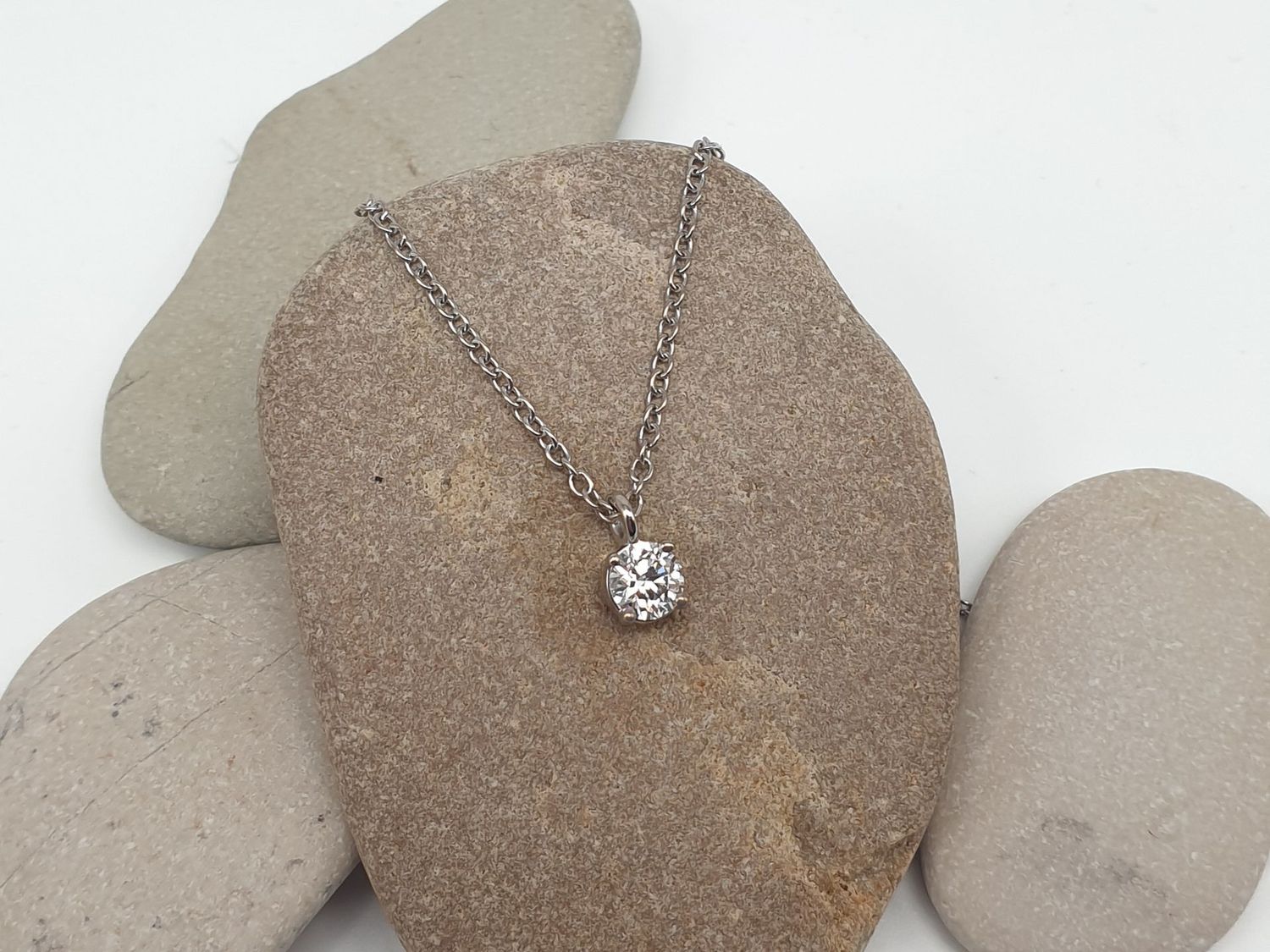 Girocollo punto luce con Diamante Naturale ct 0.40, taglio brillante Girocollo punto luce con Diamante Naturale ct 0.40, taglio brillante