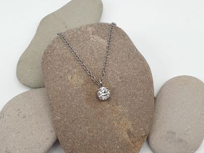 Girocollo punto luce con Diamante Naturale ct 0.40, taglio brillante