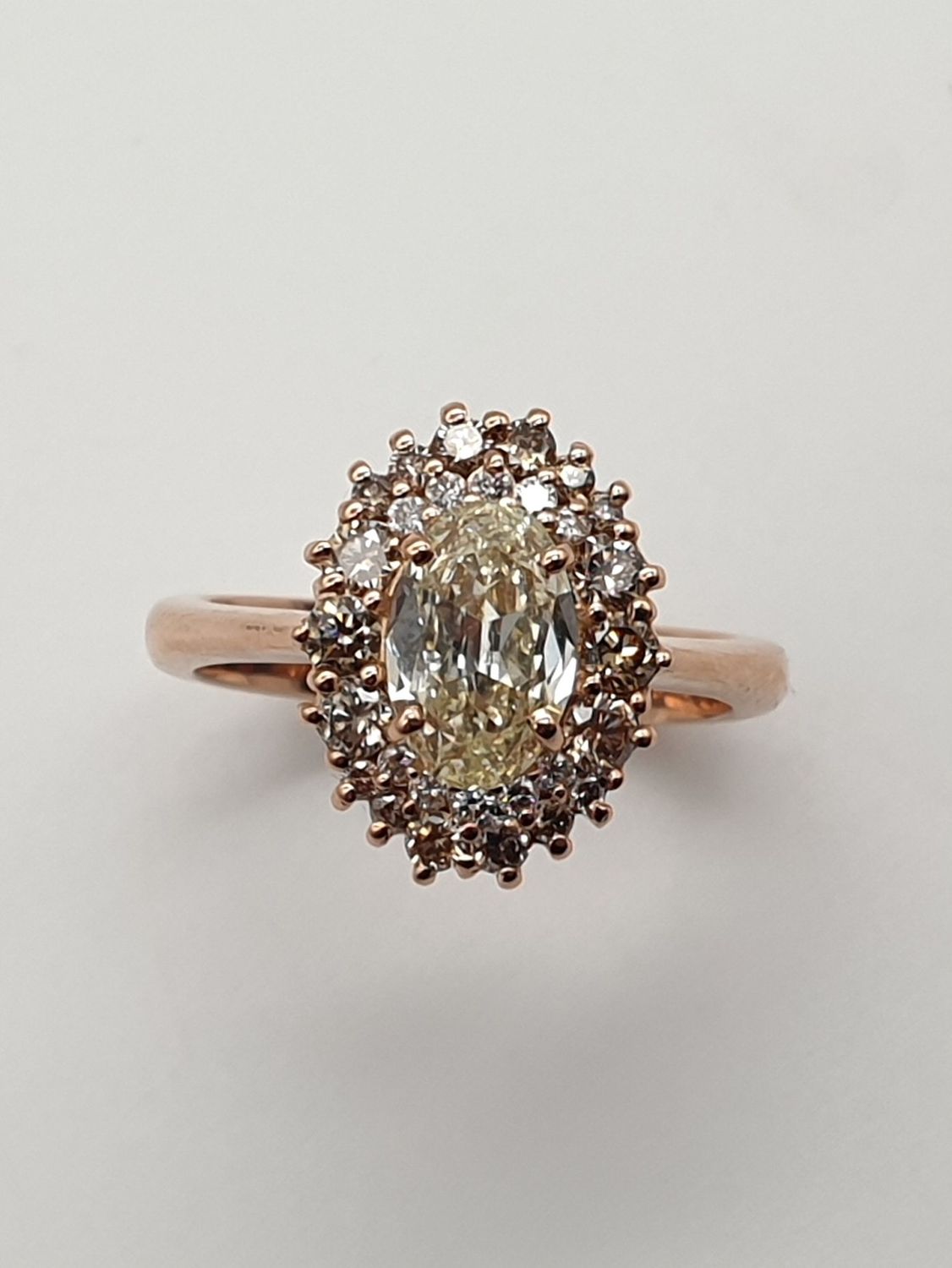 Anello in Oro Rosa con Diamante Ovale ct .90 e contorno di diamanti bianchi e brown