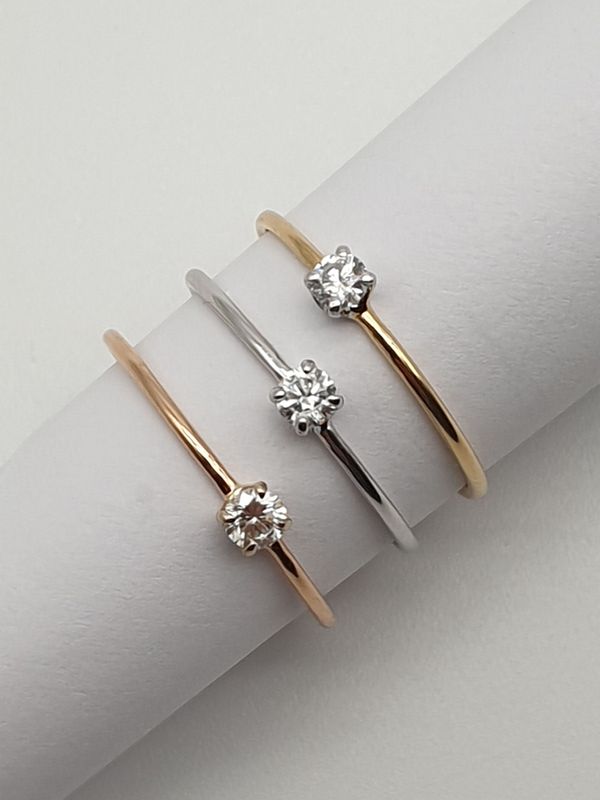 Anello Solitario Mini in Oro 750/000 (18ct)  con diamante naturale